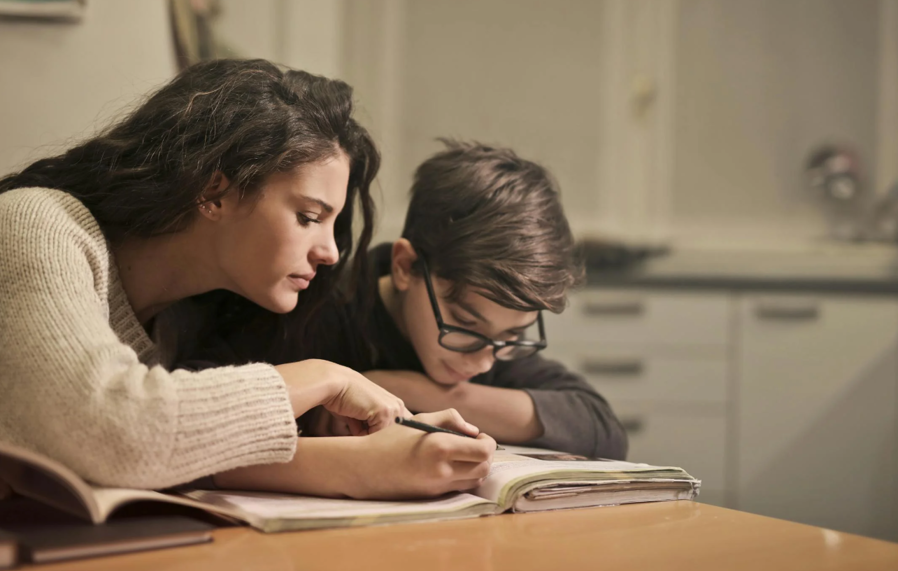 en person og en person som ser på en bok