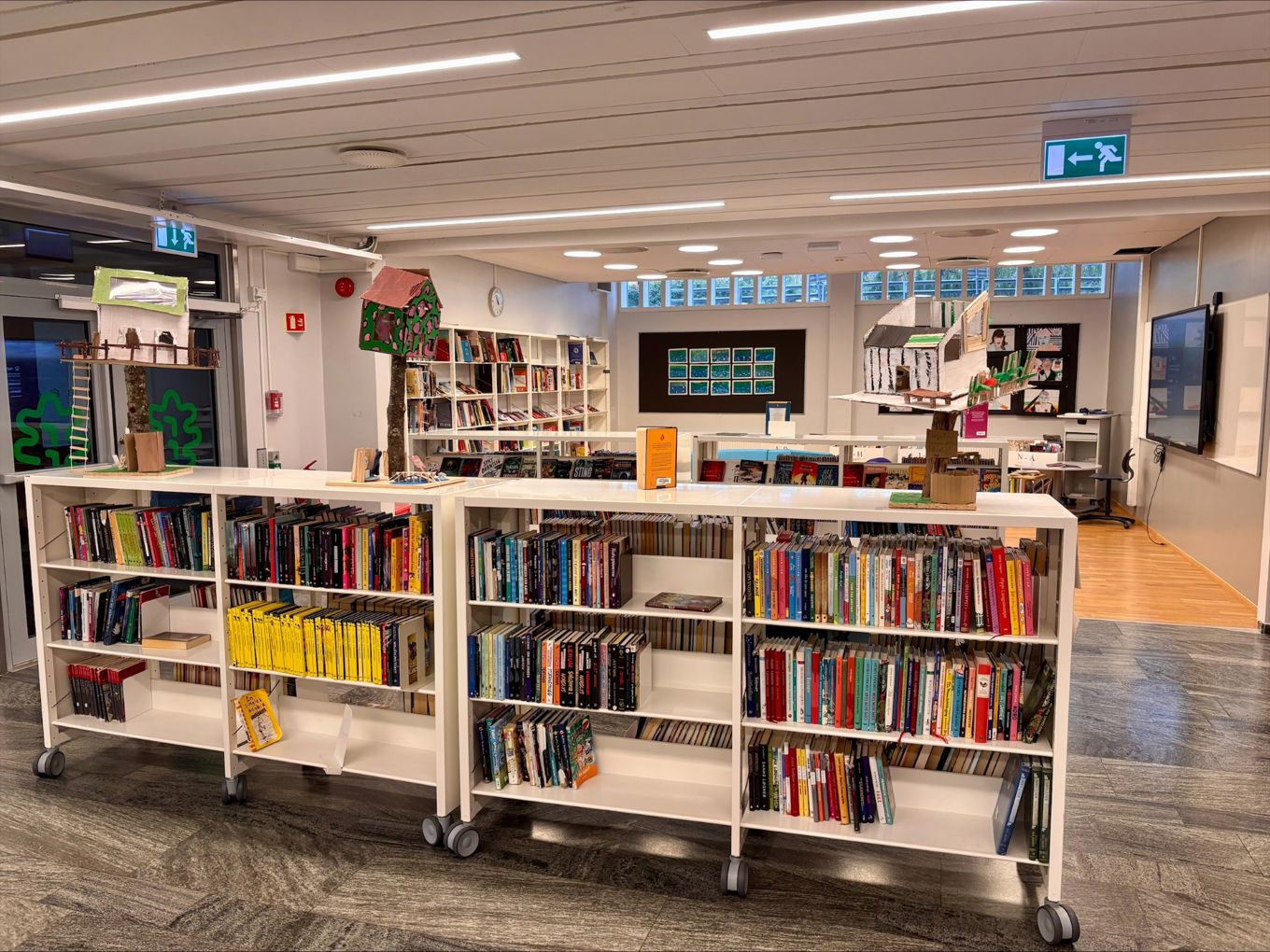 et bibliotek med hyller med bøker et bibliotek med hyller med bøker