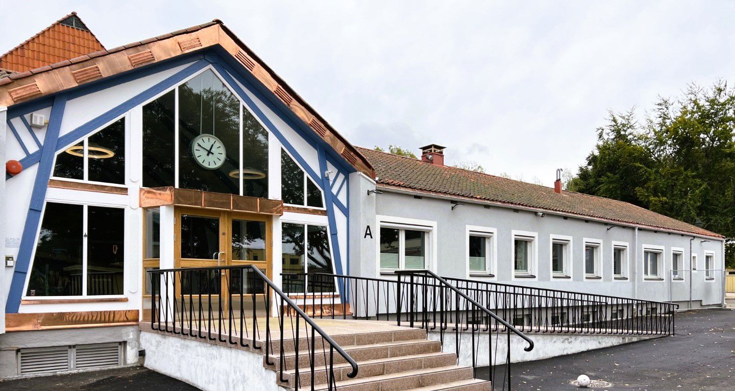 En bygning med en klokke på forsiden