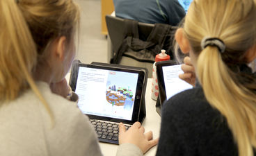 Jenter arbeider på ipad