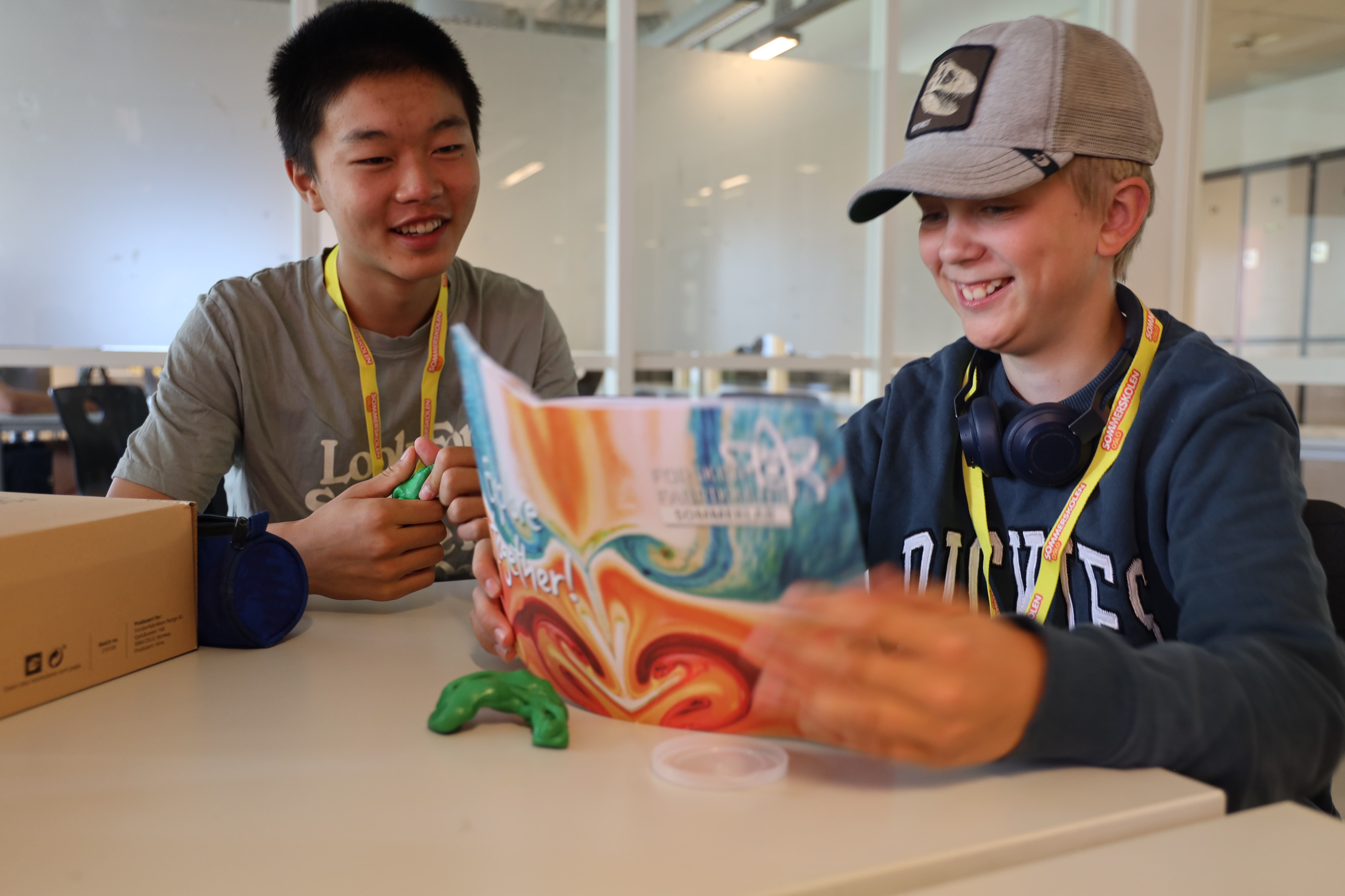 et par menn som holder en boks