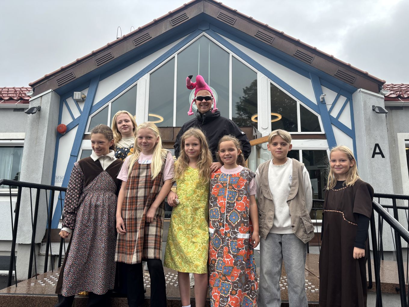 en gruppe mennesker som poserer for et bilde foran en bygning en gruppe mennesker som poserer for et bilde foran en bygning