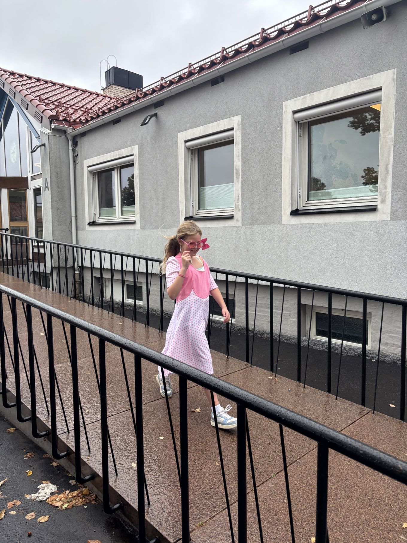 en person som står på en balkong en person som står på en balkong