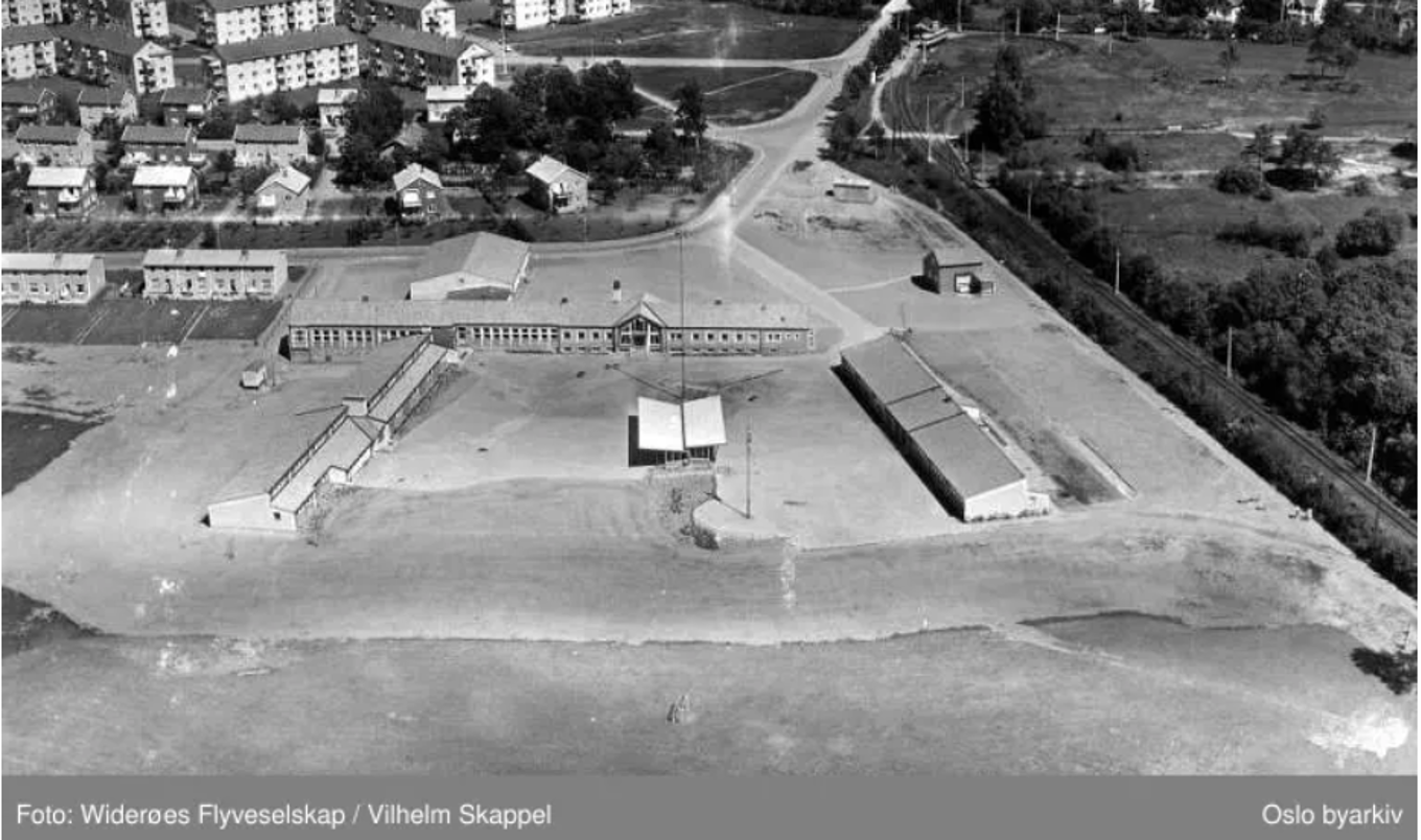 en stor bygning med et basseng foran seg