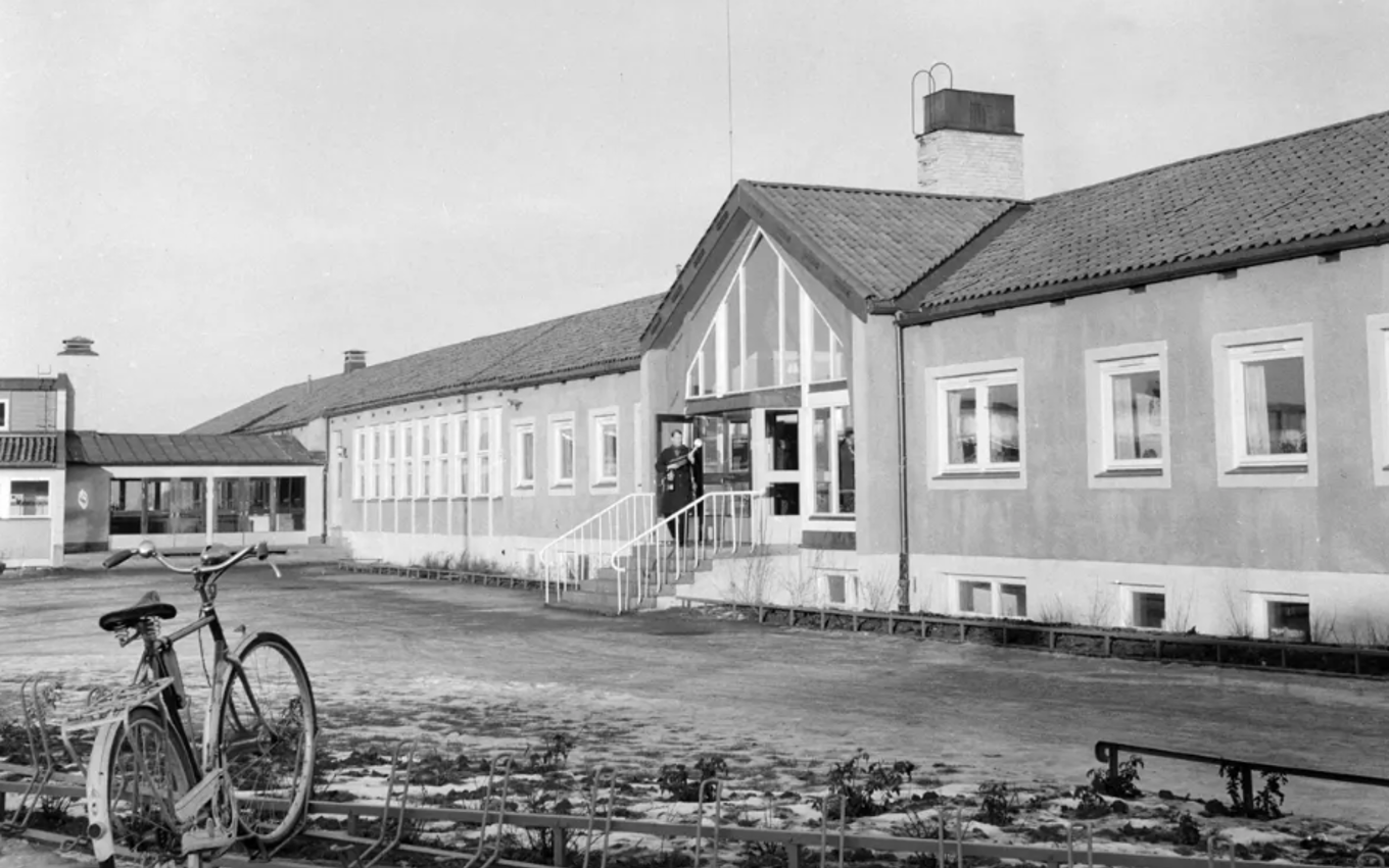 en sykkel parkert foran en rekke hus
