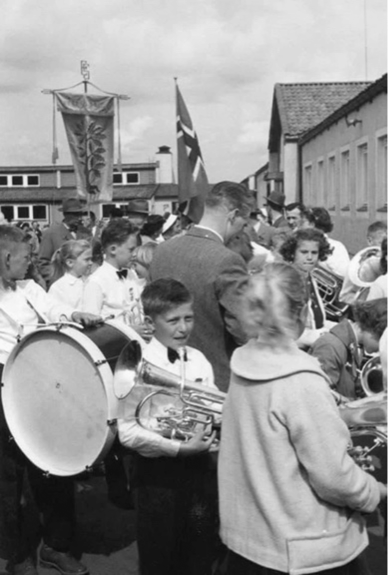 en gruppe mennesker som spiller instrumenter