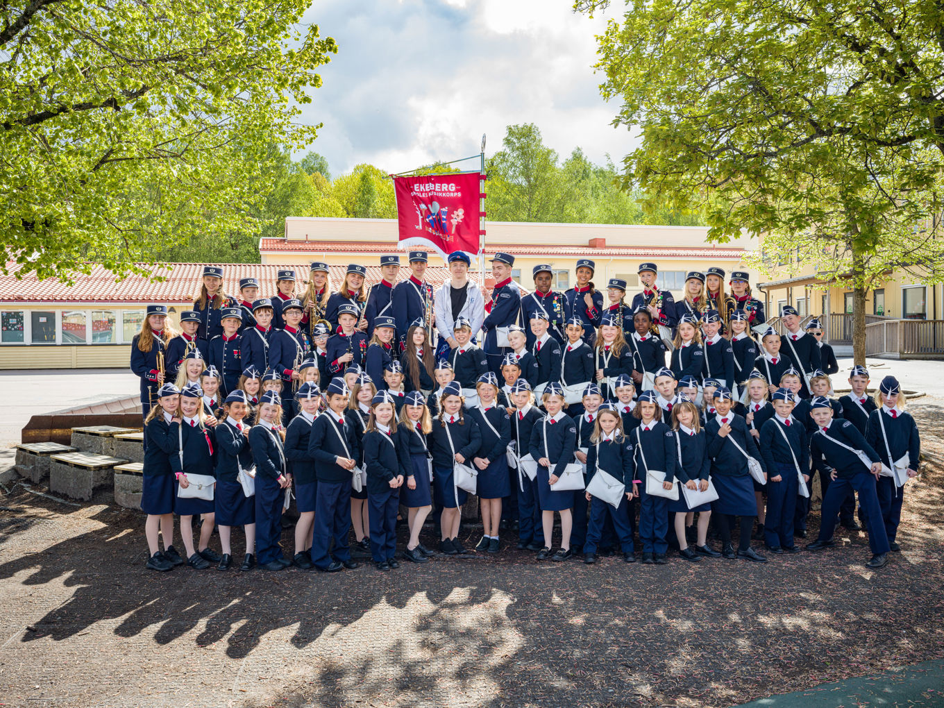 en gruppe mennesker i uniform poserer for et bilde
